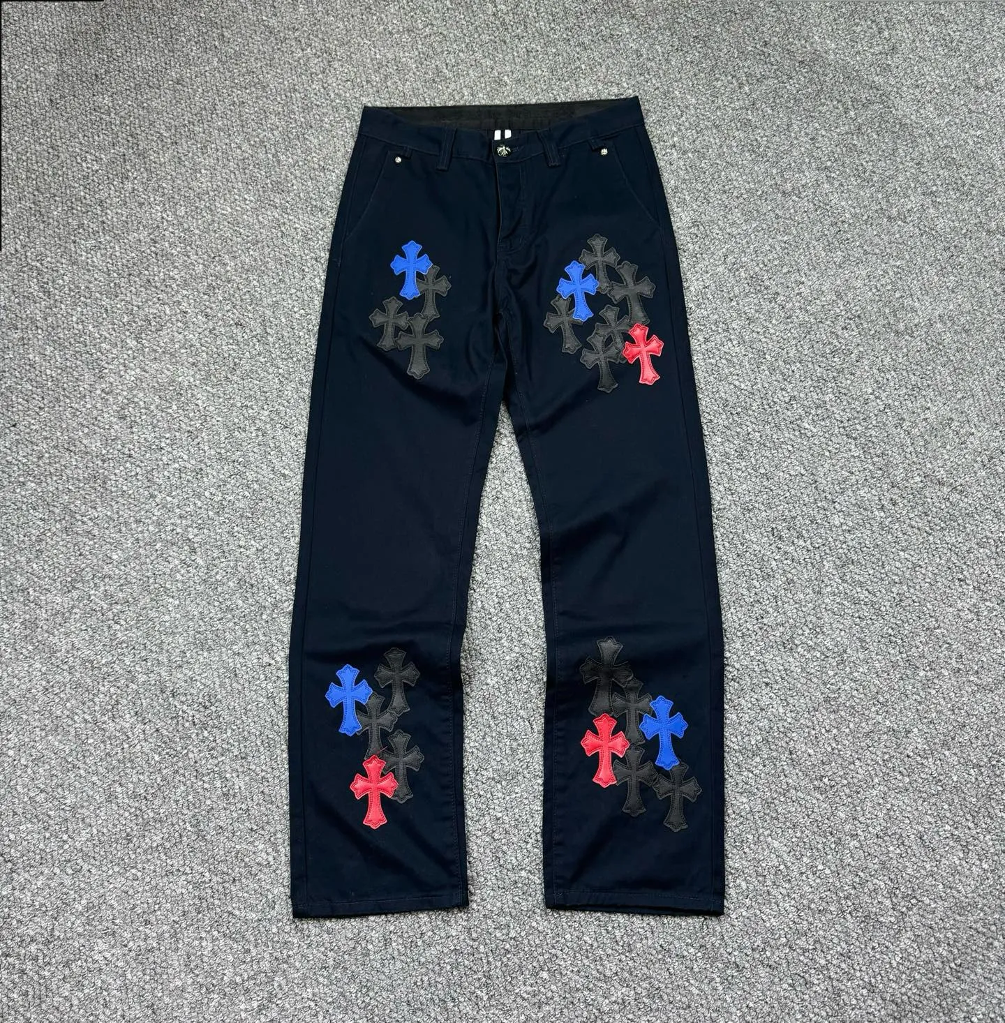 P260 model number: H852 ChromeHearts & ChromeHearts Black Basket Casual Pants Jeans Original hardware accessories washed and other hanging tags, QR code analysis is from the original factory, high degree of restoration, you are welcome to compare with a certain product ~ Three-dimensional version Loose and comfortable, not picky about body shape Make you taller and slimmer Seiko factory Original quality control Same style for men and women Can be matched with couples Versatile recommendation Necessary jeans for all seasons Hipsters have been disappointed From the quality selection of fabrics, the tailoring of details, and the matching of patterns, everything is impeccable! The upper body is so handsome when worn...it can be easily worn by men, women and children! The craftsmanship is made of heavy-duty washed pure cotton denim fabric. After washing, it is soft and thick. It is very stylish when worn on the body. Size: 28, 30, 32, 34, 36 (S-XXL) Color: Navy Blue